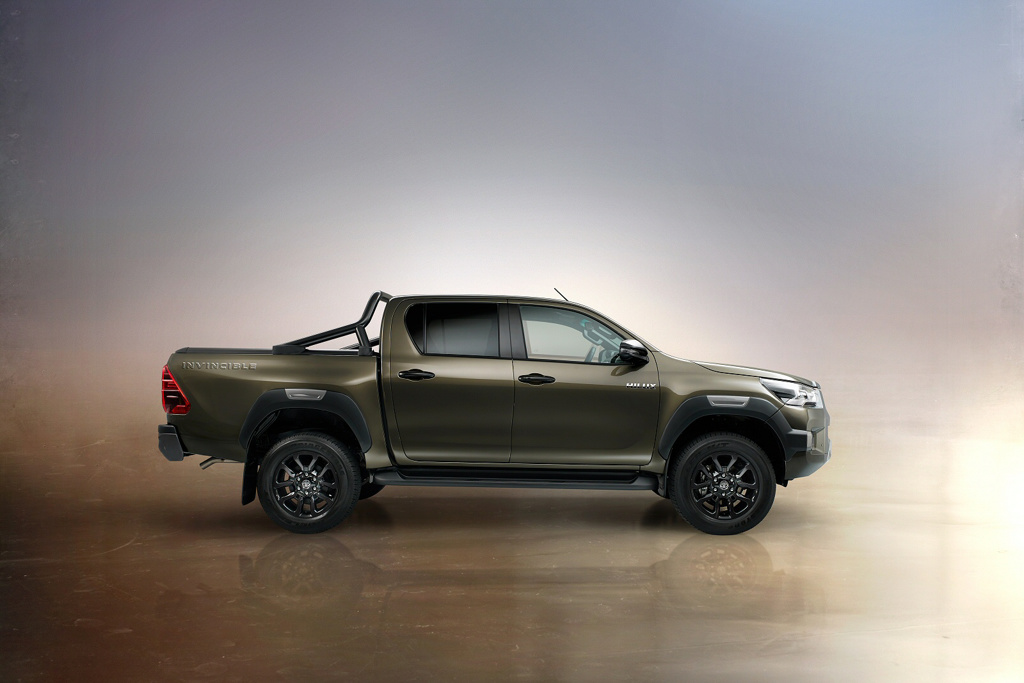 Hilux Invincible X: 2.8 D 4D Diesel Manual Review   You Need This! - 5umecgh