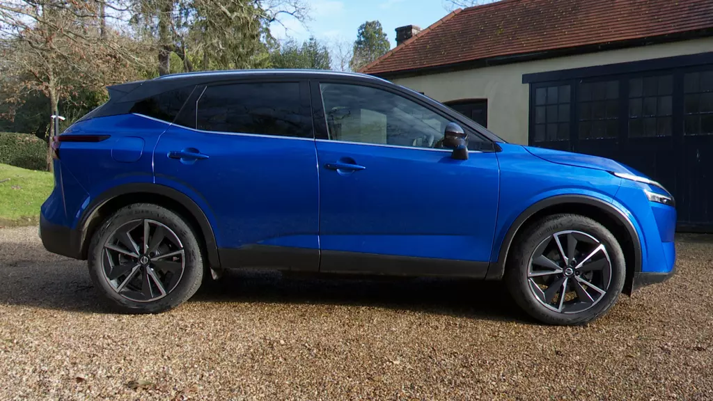 Nissan Qashqai 1.3 DiG-T MH N-Connecta Glass Roof 5dr