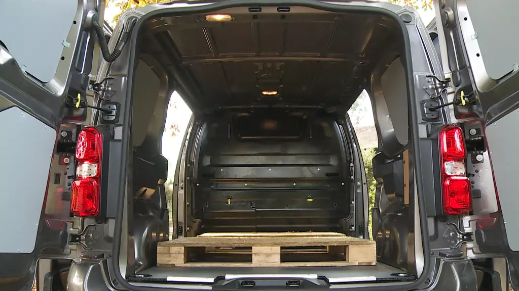 Peugeot Expert L1 Diesel 1.5 Bluehdi 120 Asphalt Van